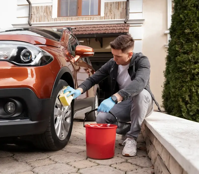Lavage auto à domicile Le Thoronet : professionnel intervenant sur un véhicule